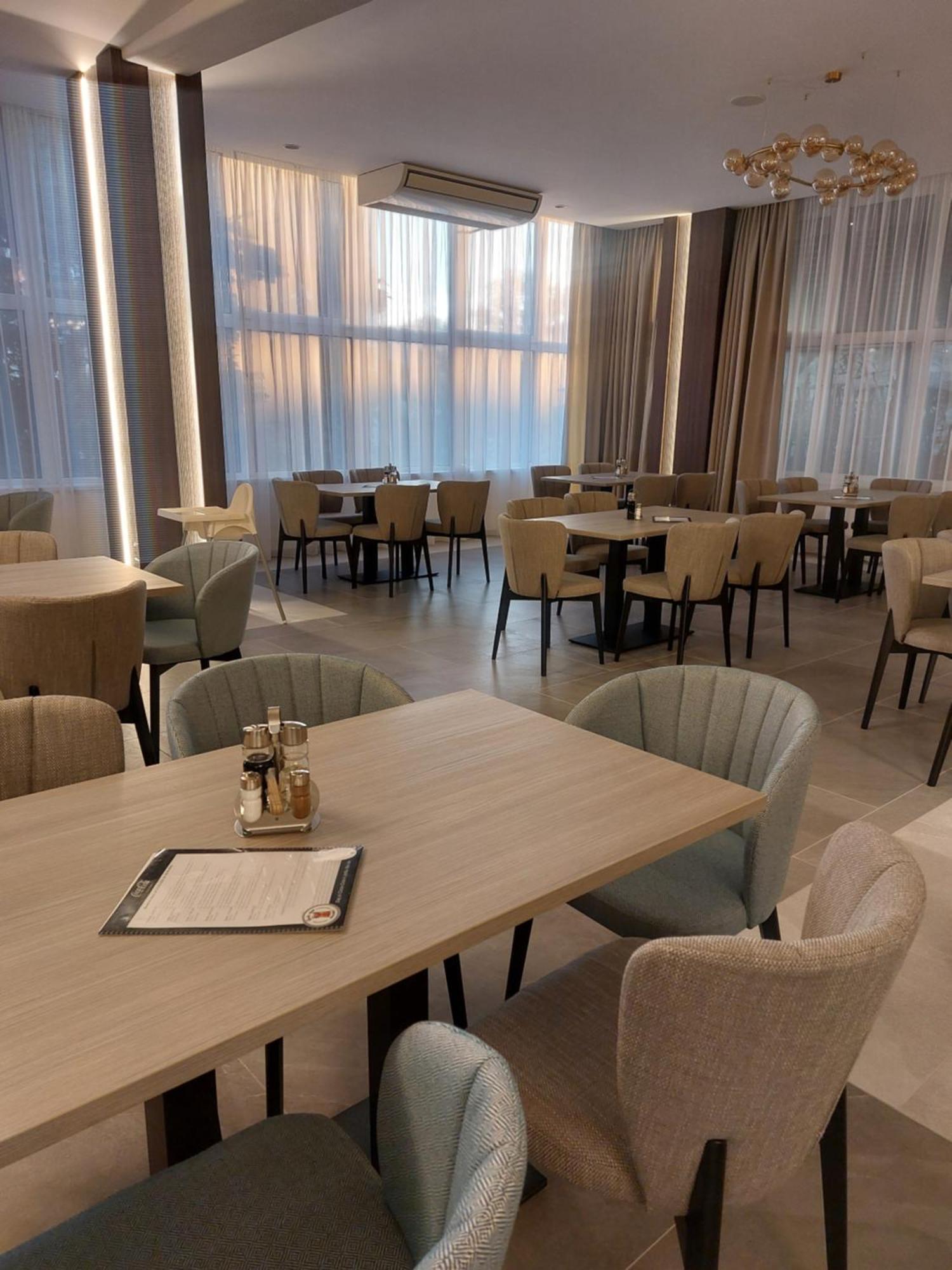 Hotel Atrium Malacky Buitenkant foto