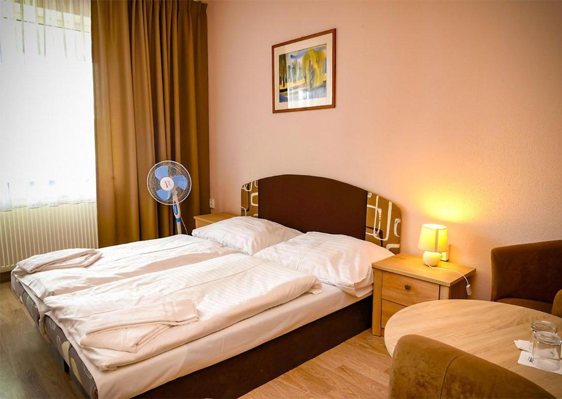 Hotel Atrium Malacky Buitenkant foto