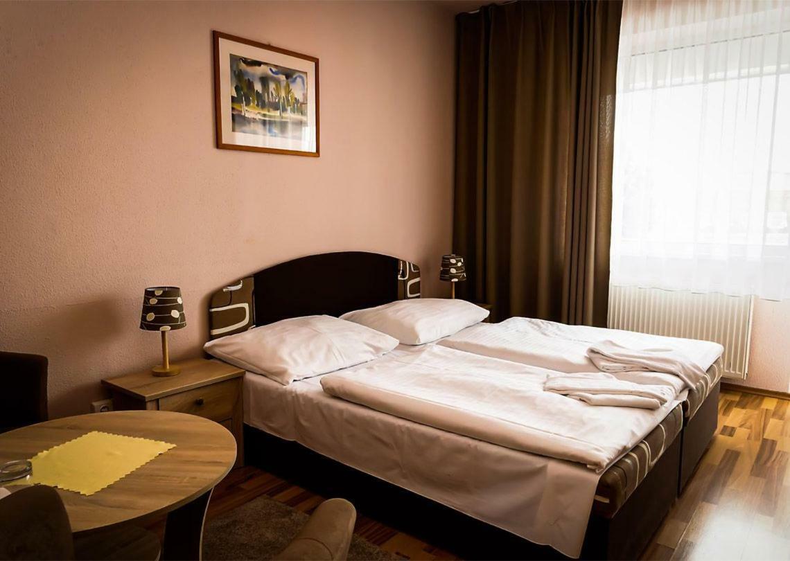 Hotel Atrium Malacky Buitenkant foto